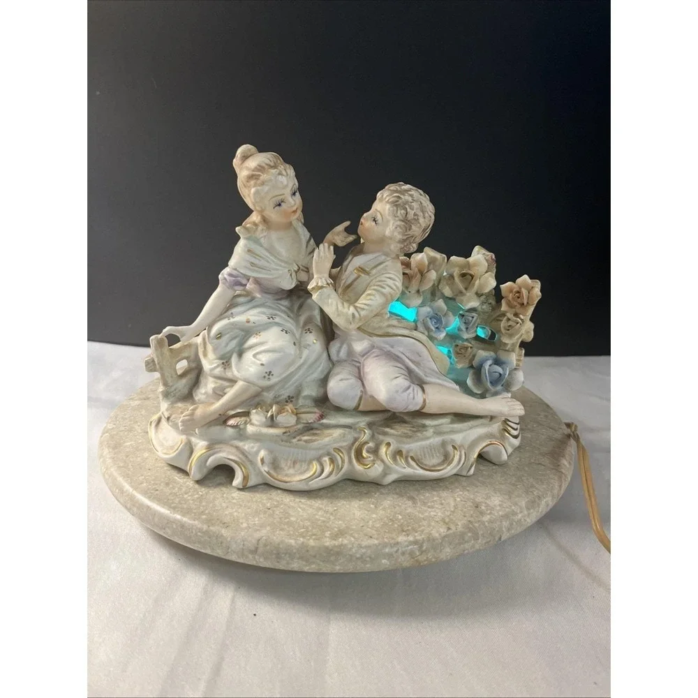 Ardalt/Sankyo Music Box Electrical Lamp Light Victorian Courting Couple Works